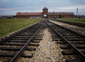 Auschwitz museum slams New Yorker Holocaust piece on Poland – FOX Illinois