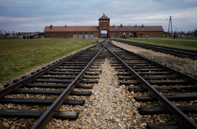 Auschwitz museum slams New Yorker Holocaust piece on Poland – FOX Illinois