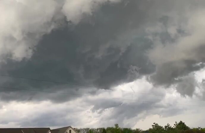 Storm Clouds Loom Over Central Illinois After Tornado Warning Issued – Yahoo News UK