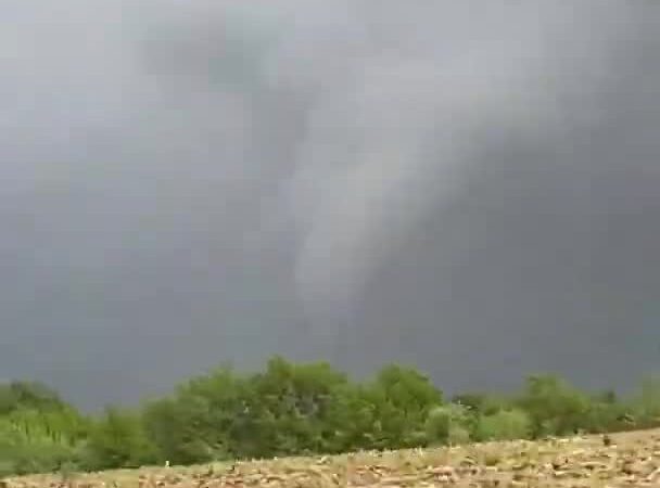 Funnel Cloud Twists Over Flora, Illinois, Amid Tornado Warning – Yahoo News UK