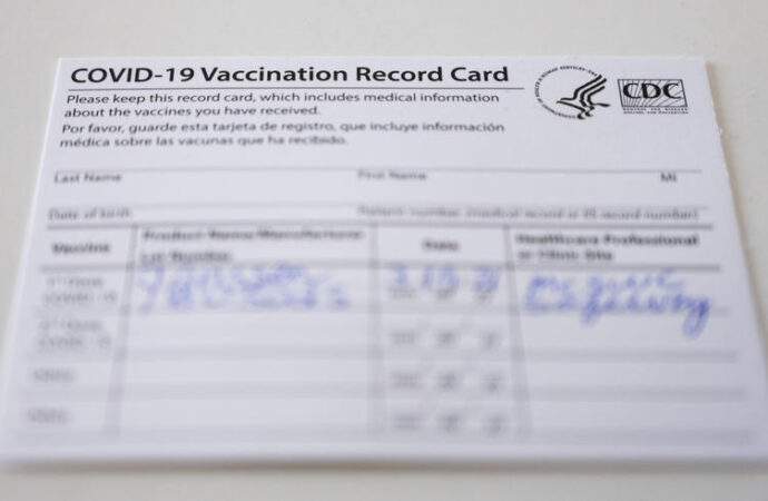 California Man Arrested In Suspected Fake COVID-19 Vaccine Card Operation – NPR Illinois