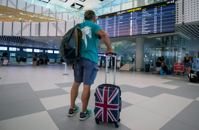 Airlines say new UK travel rules cause vacation uncertainty | WGN Radio 720 – Illinoisnewstoday.com