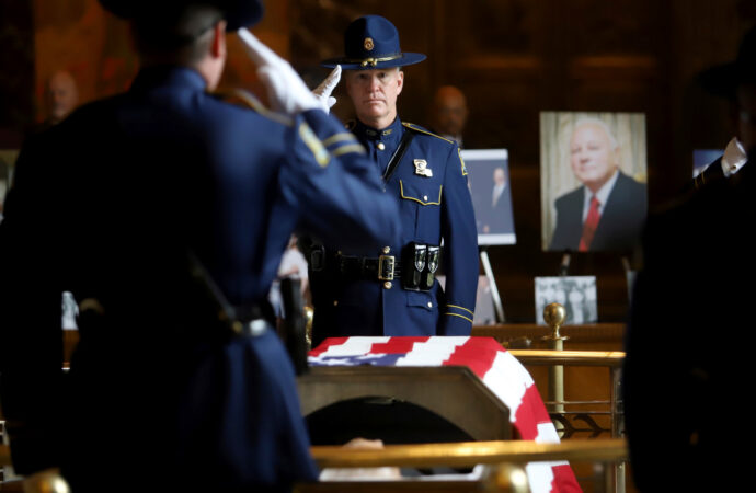 Final parade: Former government.Edwards was taken to the funeral hall – Illinoisnewstoday.com