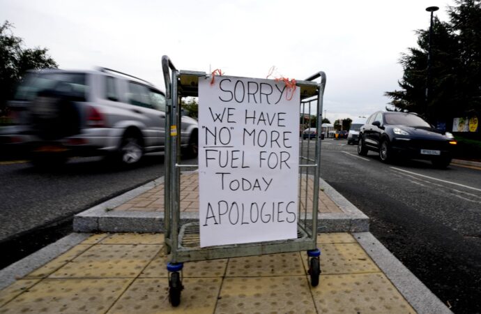 With the troops waiting, Johnson says the UK fuel crisis is improving | WGN Radio 720 – Illinoisnewstoday.com